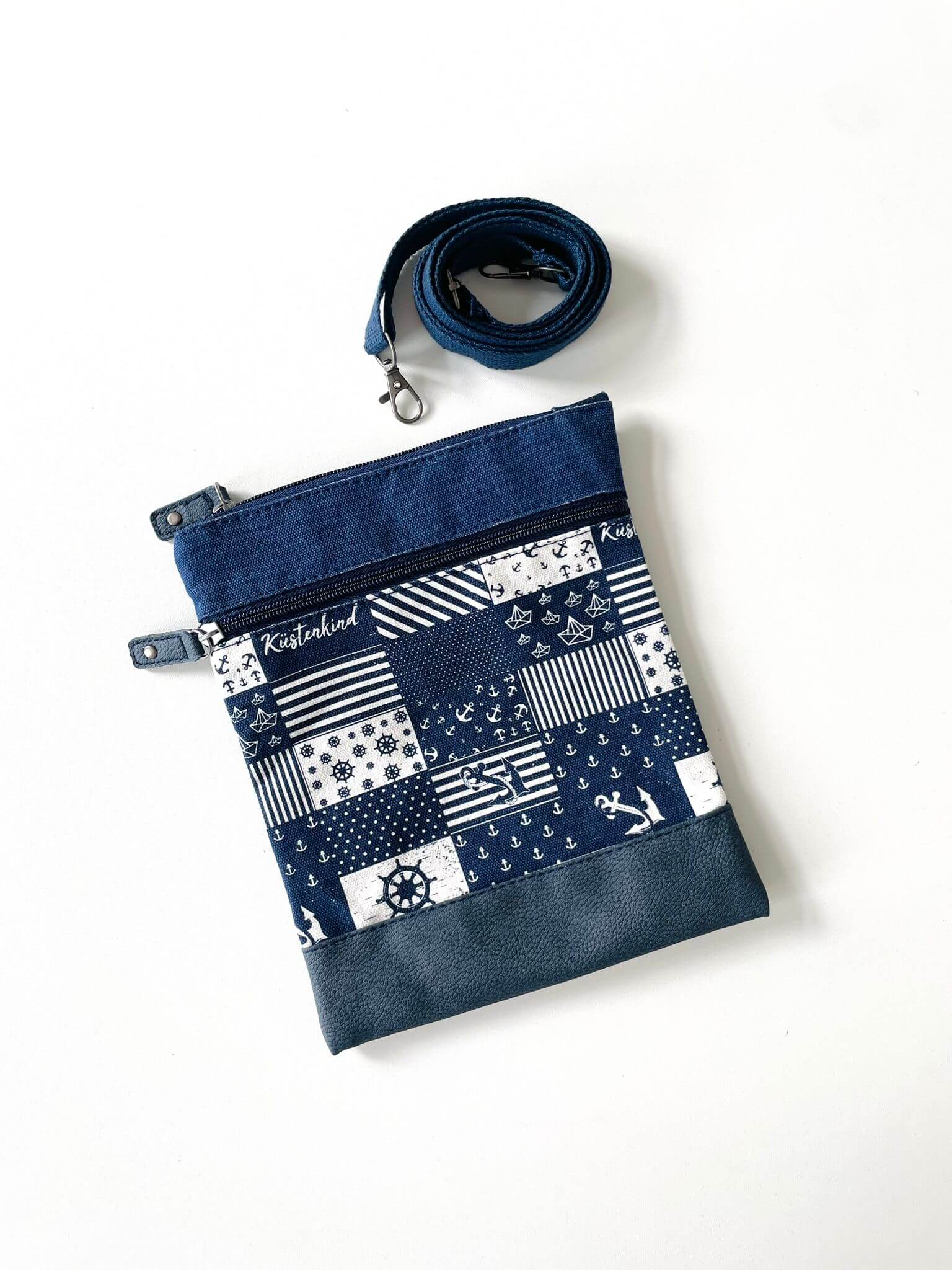Crossbody Tasche „Küstenkind“ – Maritimes Design in verschiedenen Farben